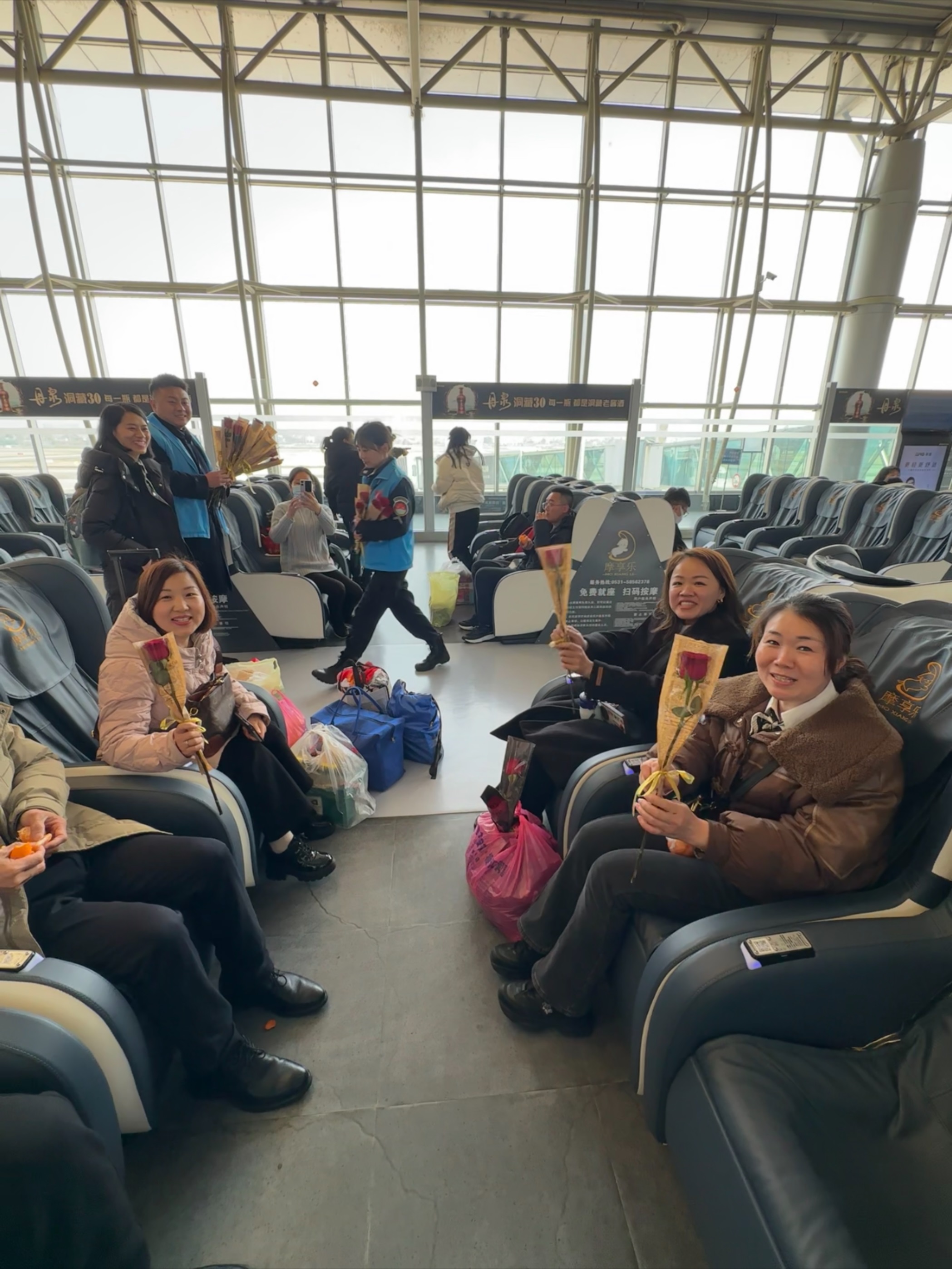 黄山机场开展“情暖三八节 致敬最美的她”志愿服务活动