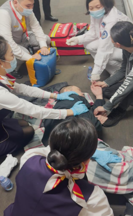 天津航空乘务员5分钟紧急救助廊桥突发疾病旅客