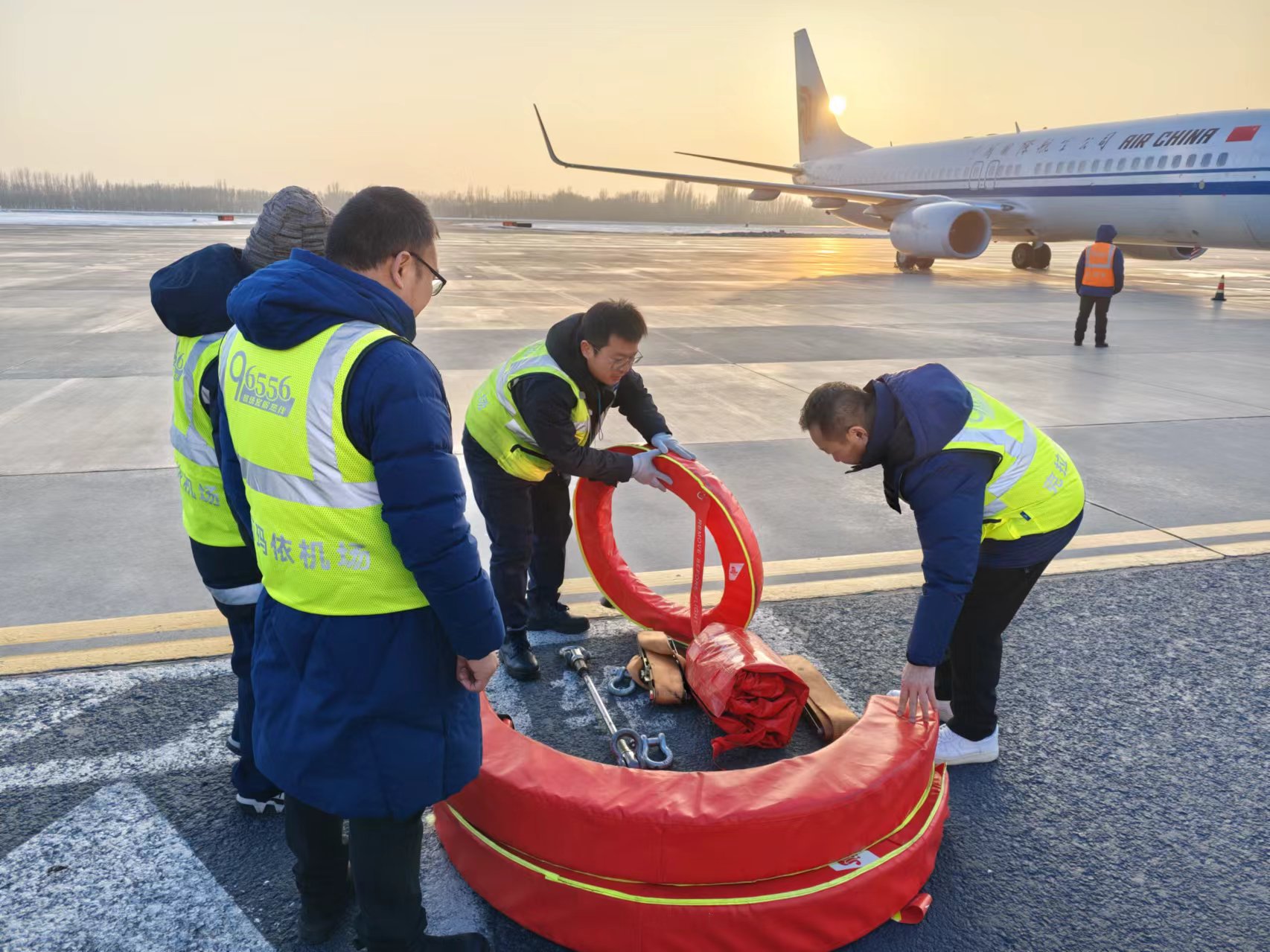 克拉玛依机场开展航空器风害防范应急演练