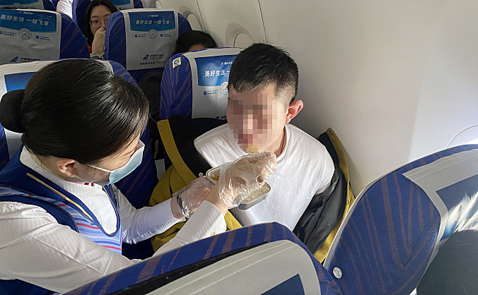 贵州旅客行动不便 南航空乘暖心服务