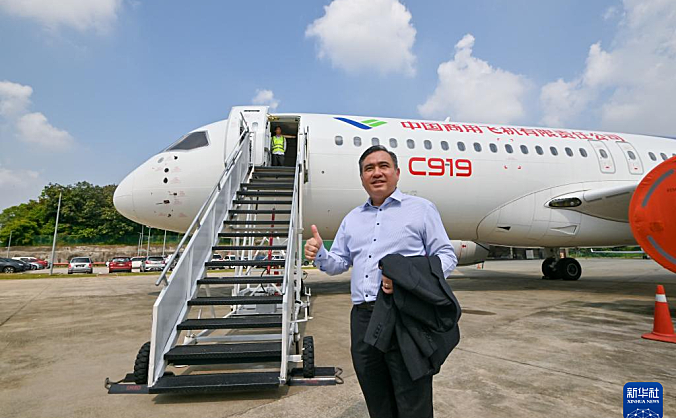 国产商用飞机ARJ21和C919亮相马来西亚