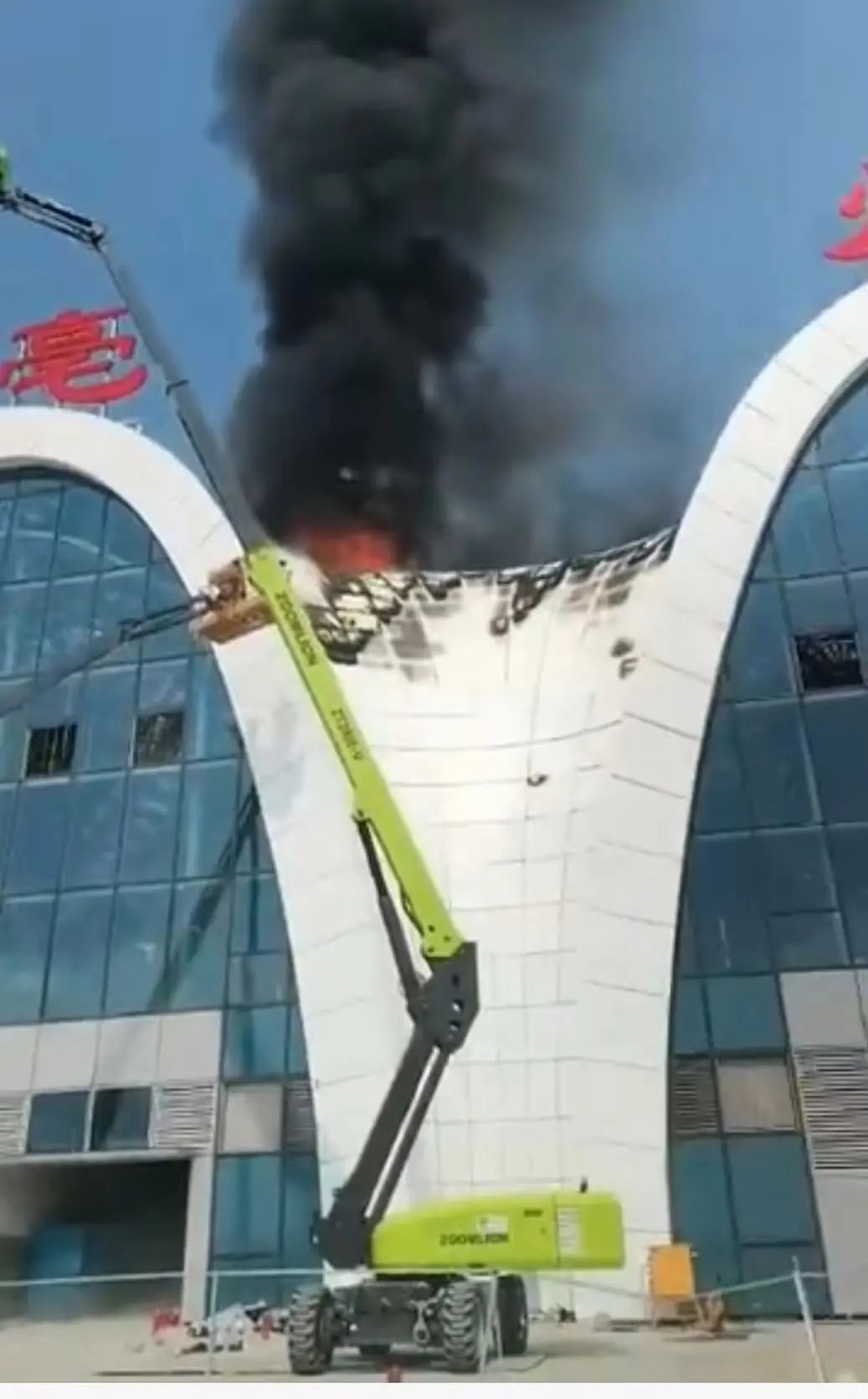 安徽亳州机场建筑体顶部起火：机场在建中，未造成人员伤亡