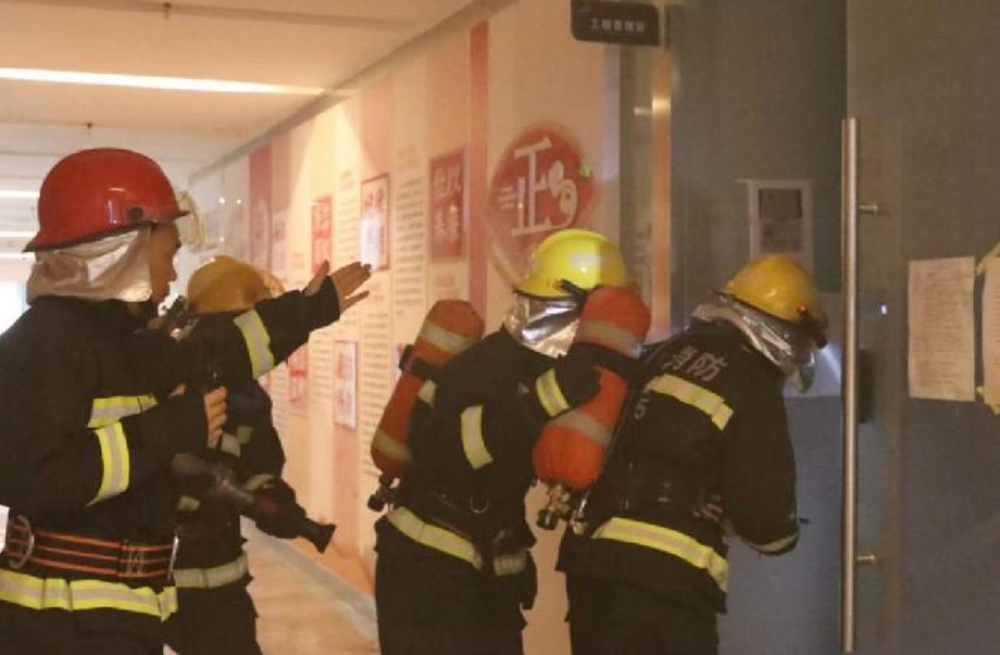三亚机场组织开展综合体突发火灾应急救援疏散演练