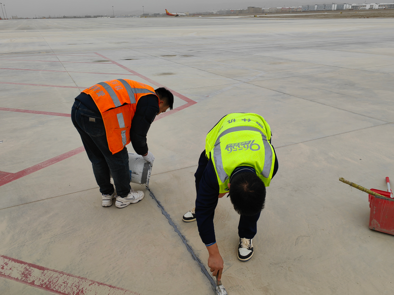 喀什徕宁国际机场开展飞行区各道面修补维护确保运行安全
