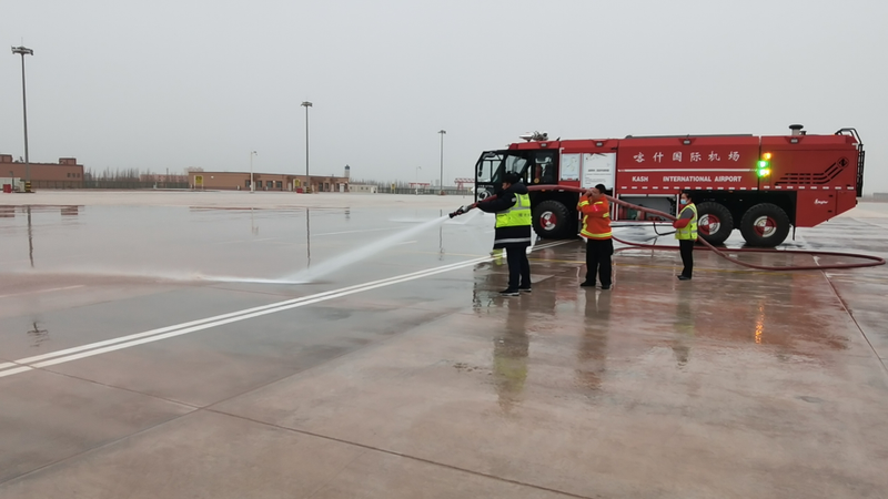 以“动”治“尘”|喀什徕宁国际机场开展“扫沙除尘”机坪清洗活动