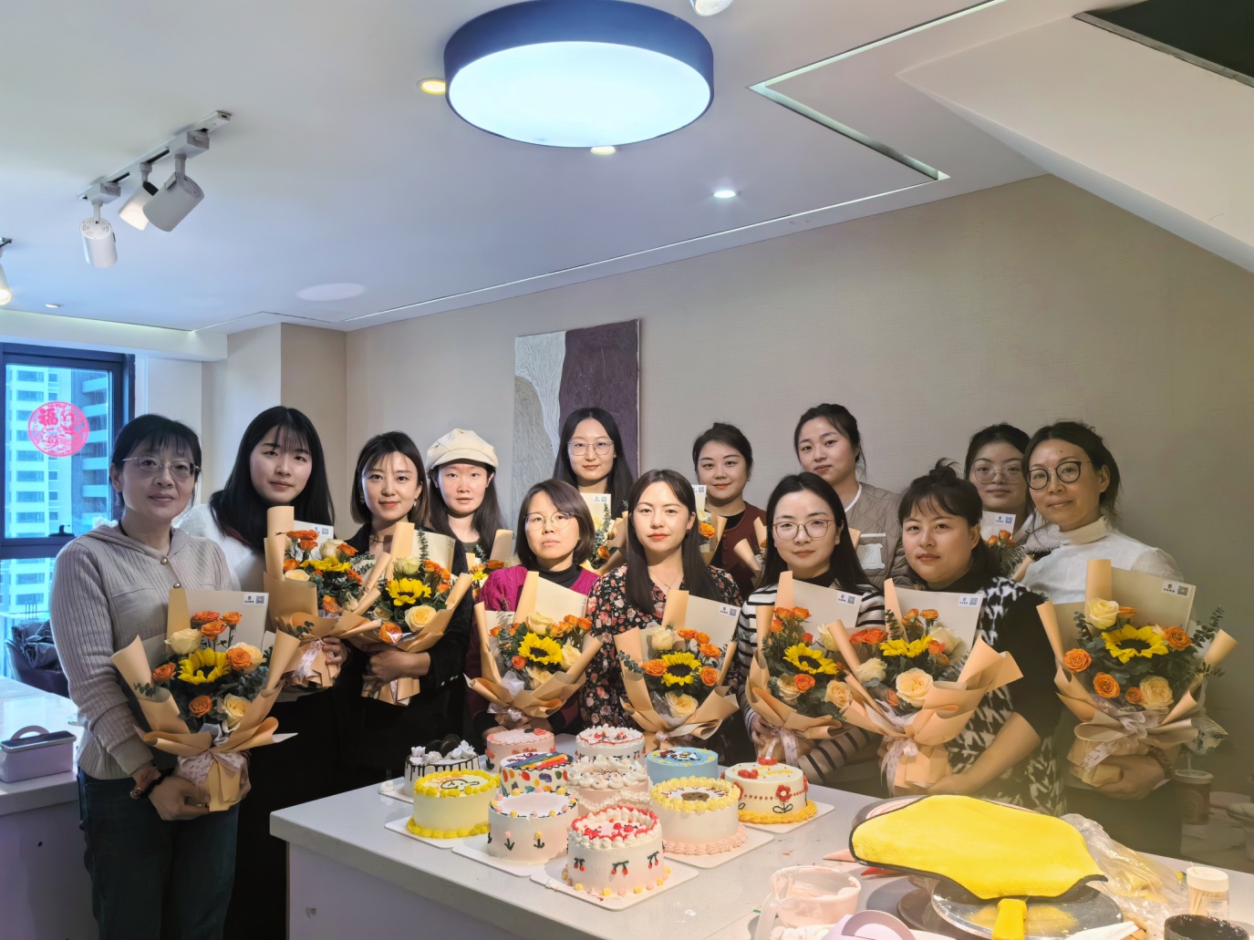 甘肃空管分局气象台分会举行庆“三八”甜蜜蛋糕DIY活动