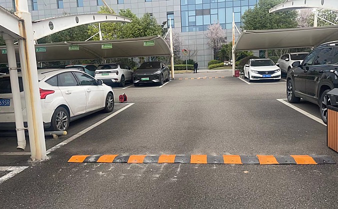 重庆空管分局后勤服务中心组织完成东区终端小区停车场道路行车安全隐患整治