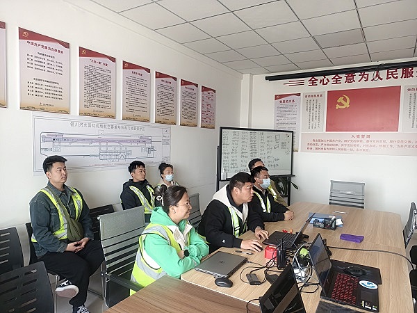 宁夏空管分局塔台管制室与河东机场场务队开展业务交流活动