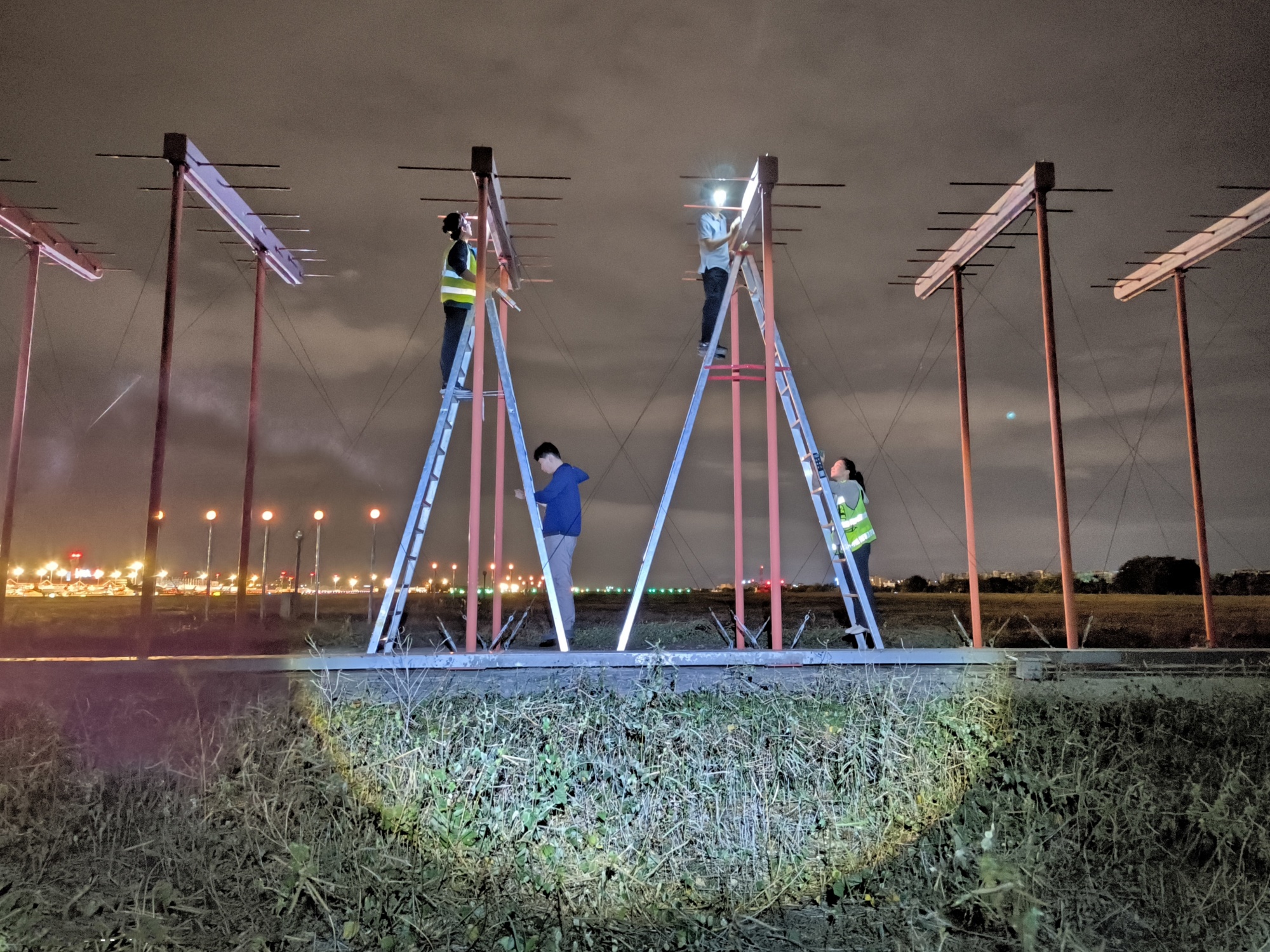 三亚空管站技术保障部完成雷雨季节前盲降设备换季维护