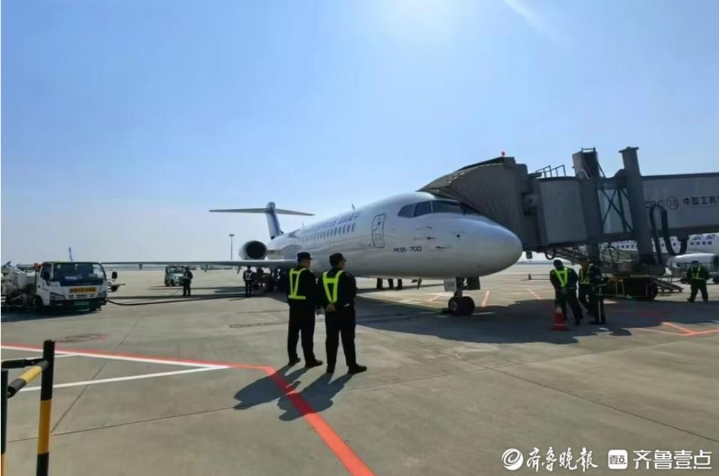 “中国造”ARJ21在青岛机场首次廊桥靠接
