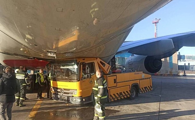 多莫杰多沃机场一运水罐车撞上客机