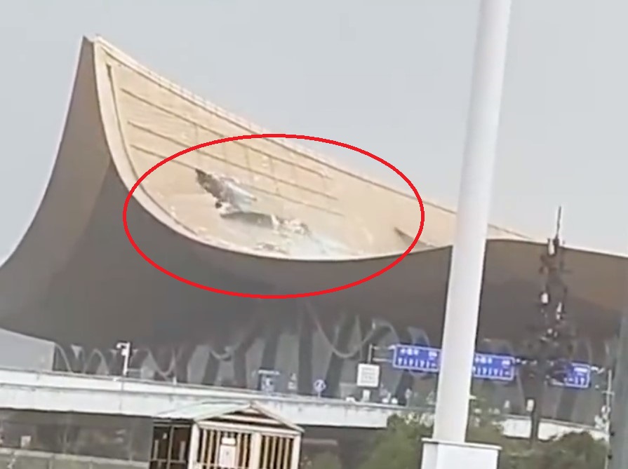 昆明机场航站楼屋顶被强风掀起，碎片乱飞，机场回应→