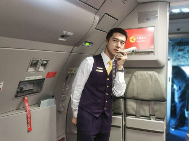 披荆斩棘的“空乘小哥哥”——记天津航空客舱经理刘晨龙