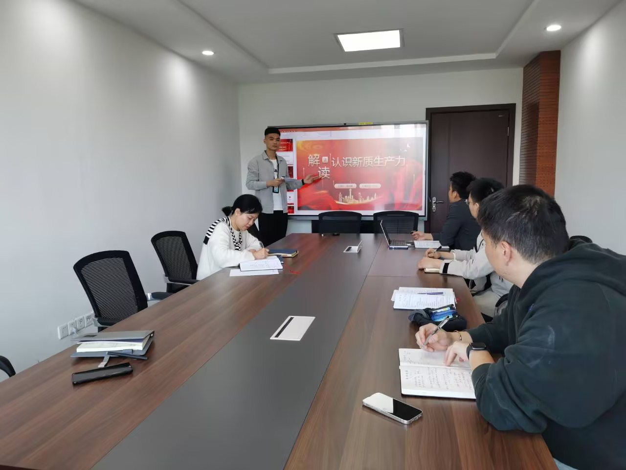 重庆空管分局团委组织开展“认识新质生产力助力高质量发展”学习研讨会