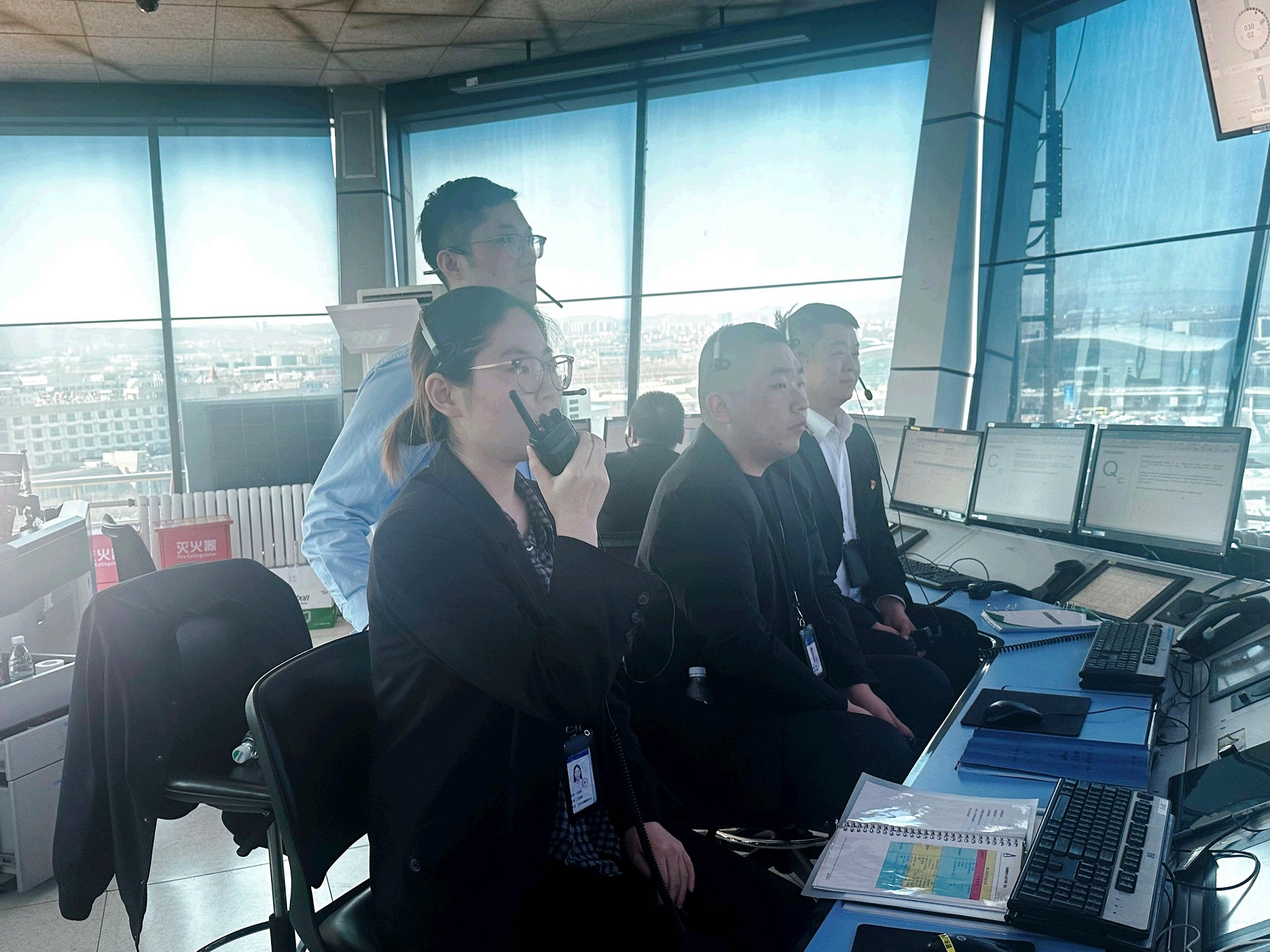 新疆空管局空管中心终端管制中心塔台管制一、二室积极配合乌鲁木齐国际机场飞行区管理部开展道面巡检工作