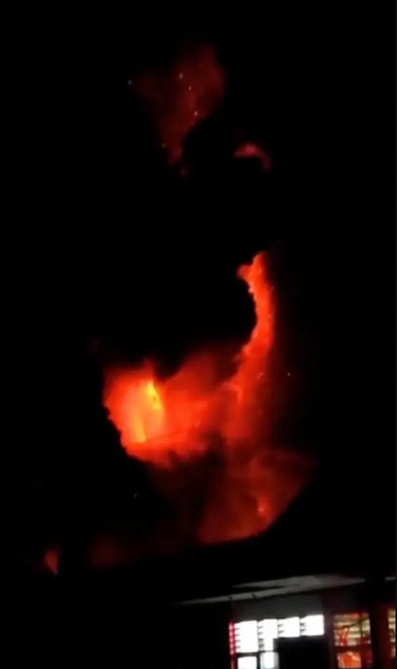 印尼鲁昂火山再次喷发 当地进入14天紧急反应状态