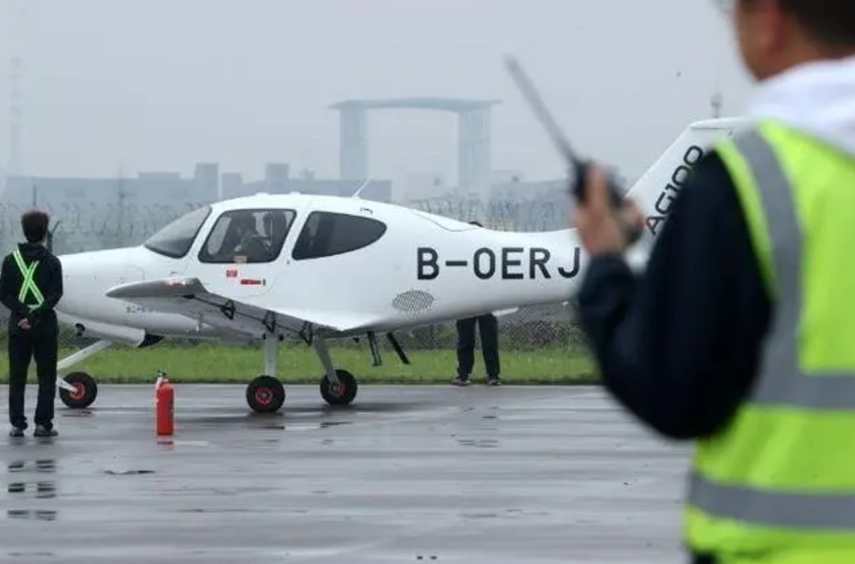 浙产教练机AG100迎来首次使用飞行