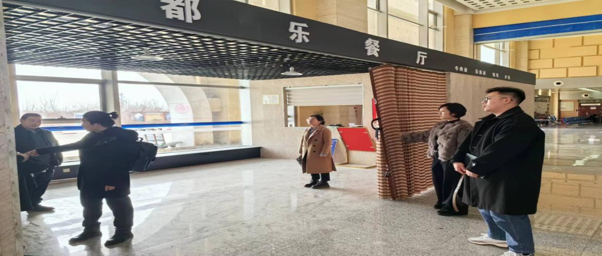 天惠公司组织员工踏勘新建机场以优化广告及商业布局