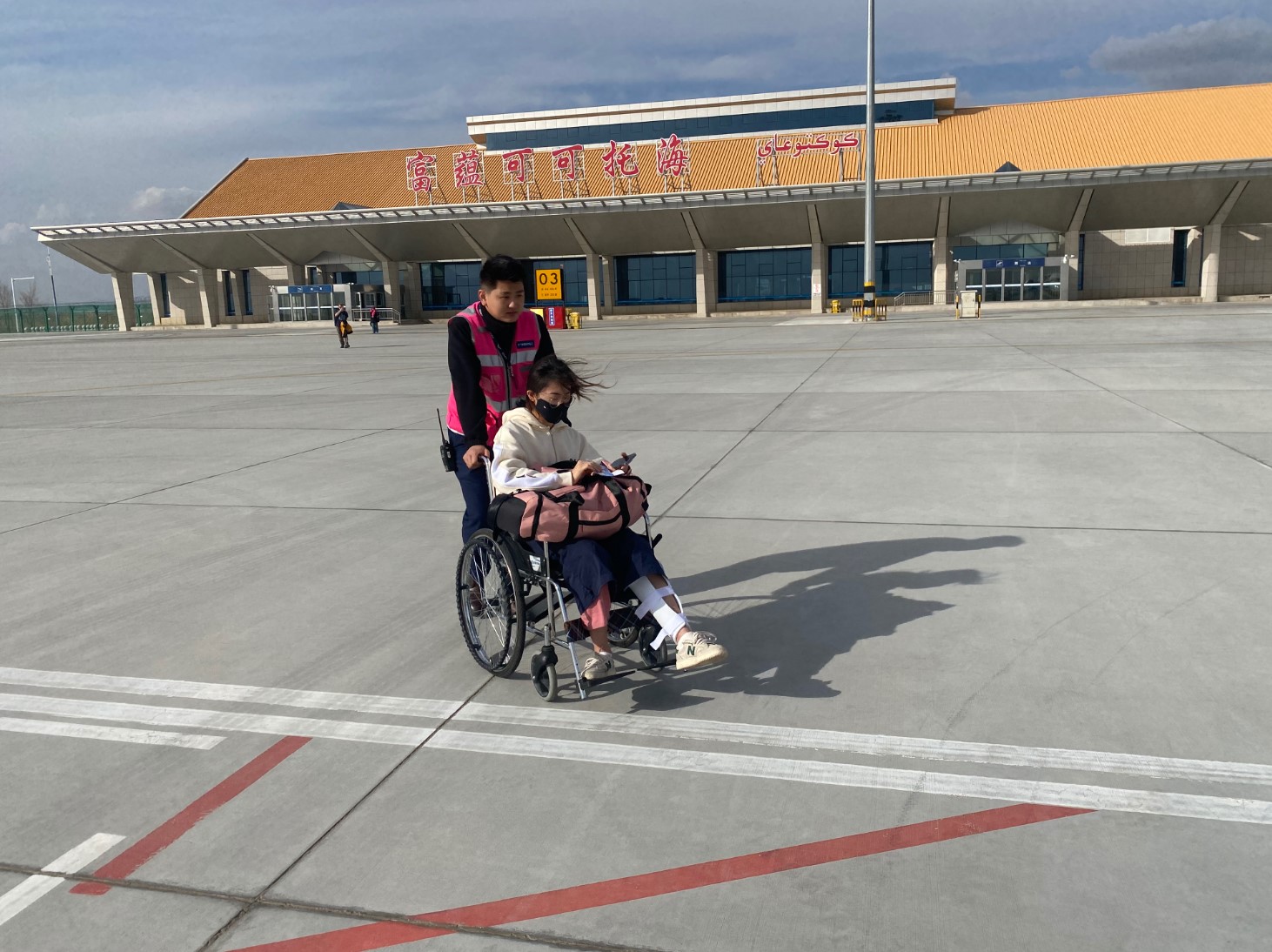 富蕴机场真情服务，积极做好轮椅旅客保障工作
