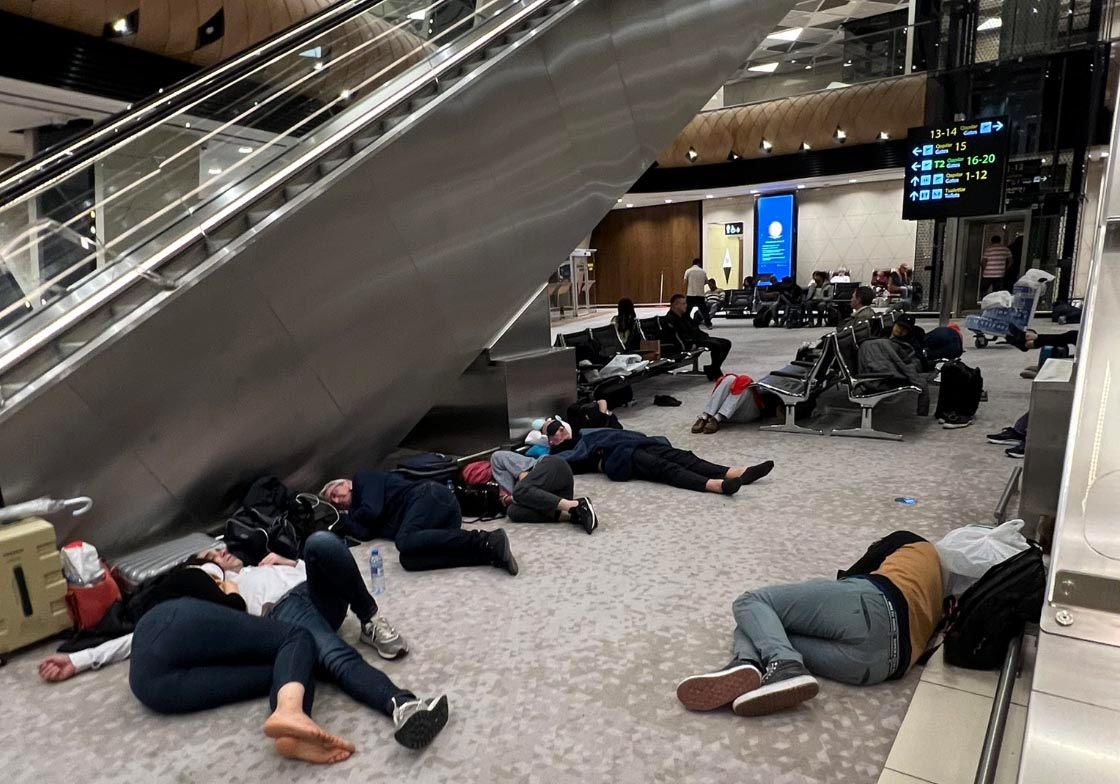 法航一客机紧急迫降，乘客躺在机场过境区内过夜
