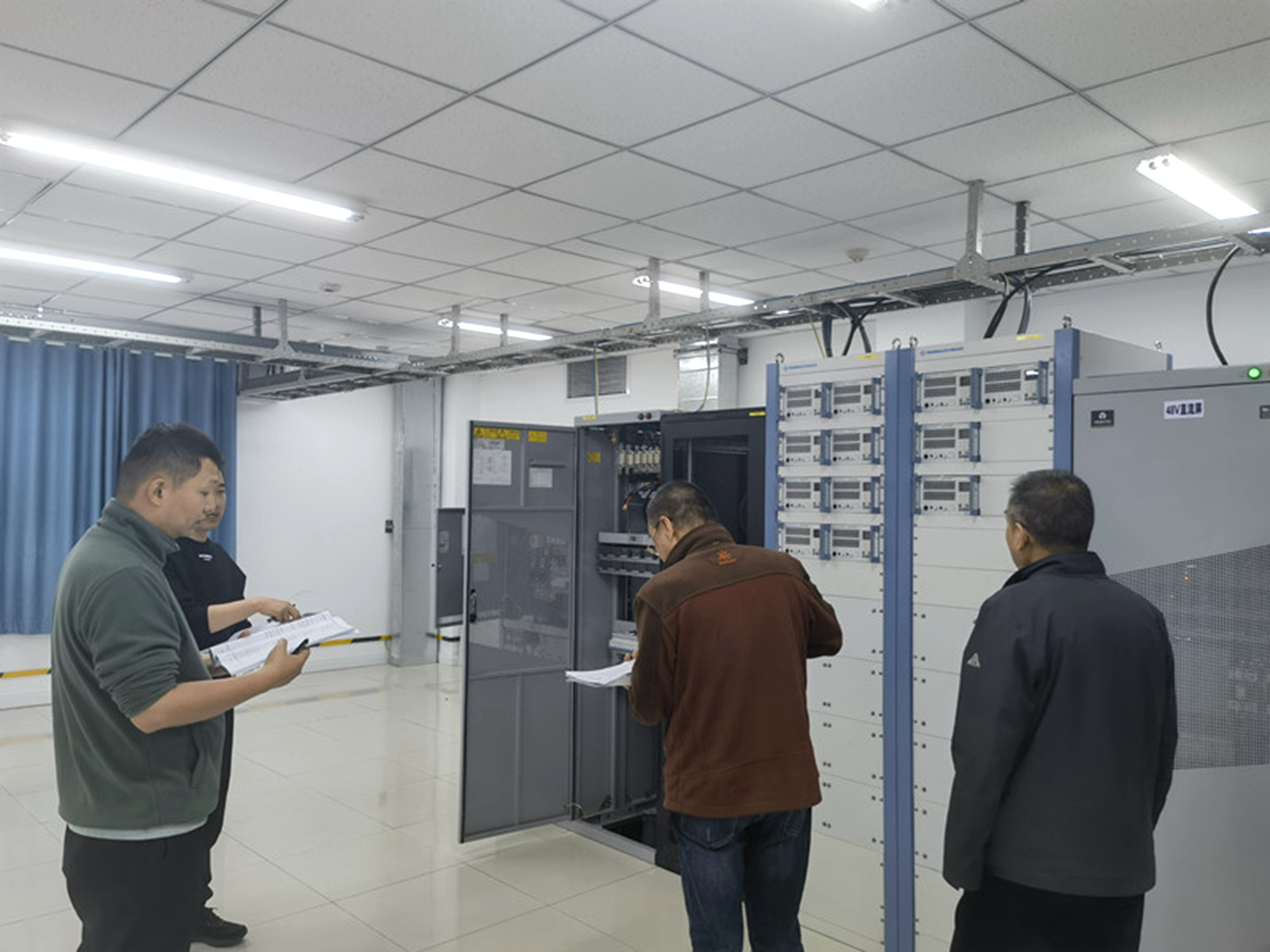 新疆空管局开展乌鲁木齐机场改扩建工程空管工程甚高频台自验工作