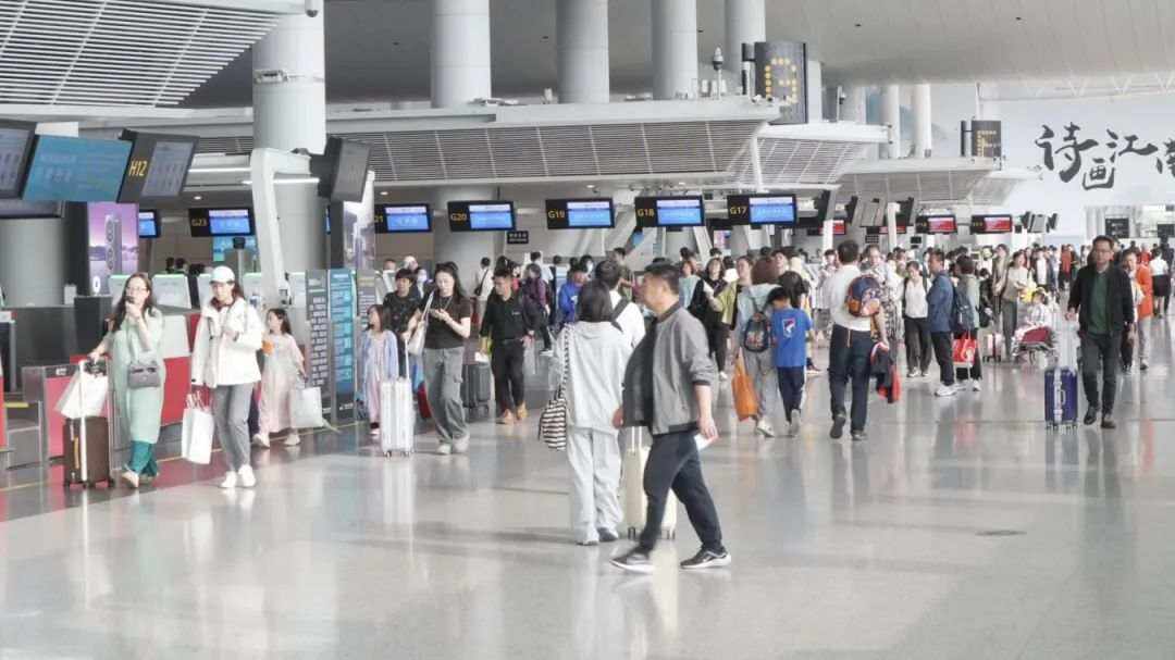 “五一”假期民航累計發(fā)送旅客997.1萬人次，日均近200萬人次，較去年同期增長8.1%