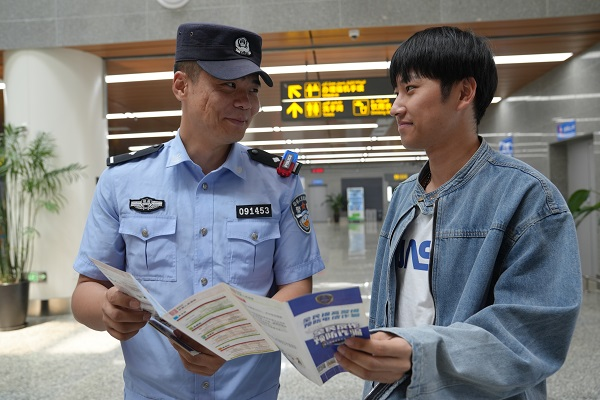 新疆克拉玛依：守护机场平安的“警察蓝”