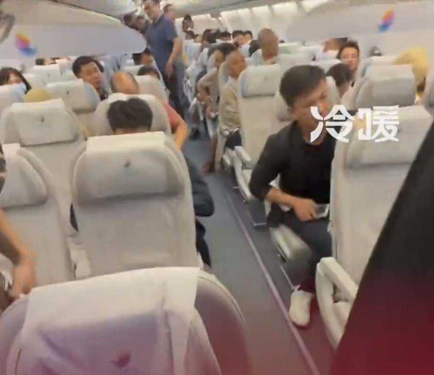 飛機滑出后一女子強行要求下飛機，航司回應