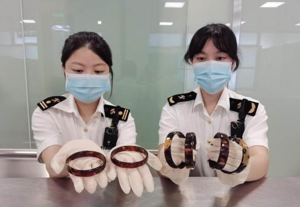 厦门机场海关查获6个玳瑁制品