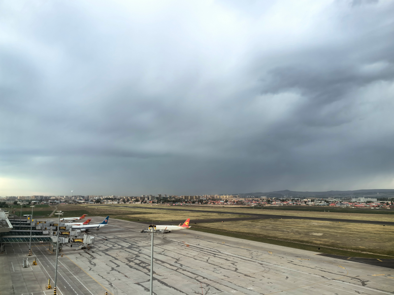 伊宁机场顺利保障雷雨天气航班运行