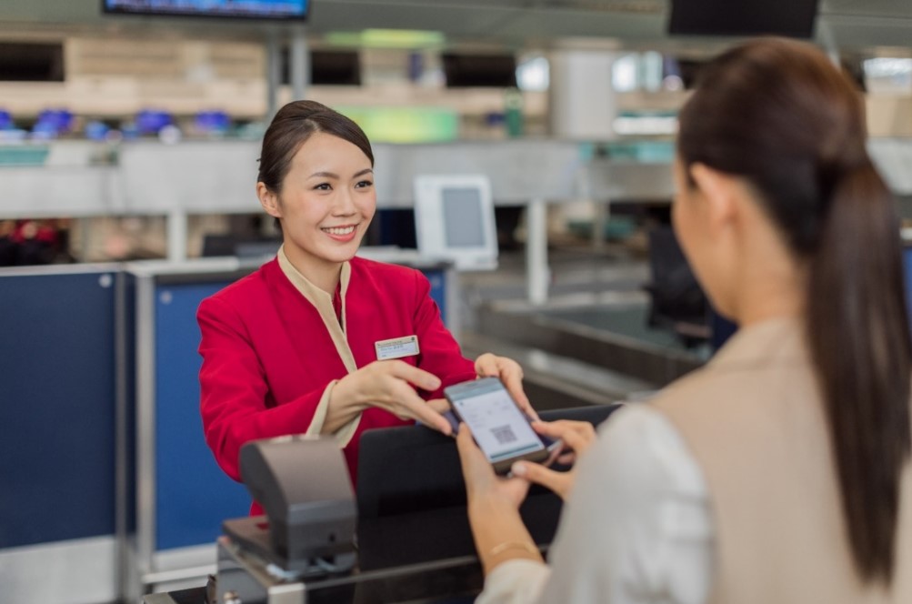 国泰航空提升旅客智能化乘机体验，在北京首都国际机场推行“无纸化”便捷出行服务