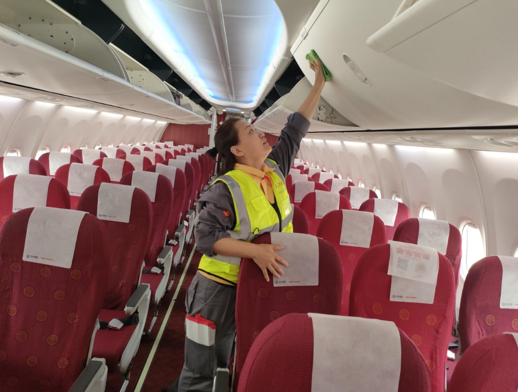 旅客乘机丢失钱包 天津航空“雷锋清洁员”暖心寻回