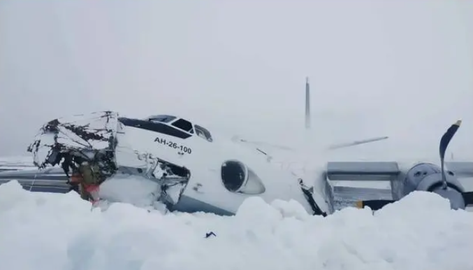 俄客机在北极地区紧急迫降断成两截，机上全员生还