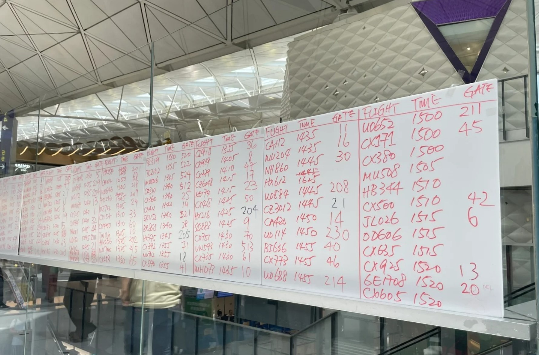 香港机场系统故障9小时，职员手写航班信息，目前已恢复正常