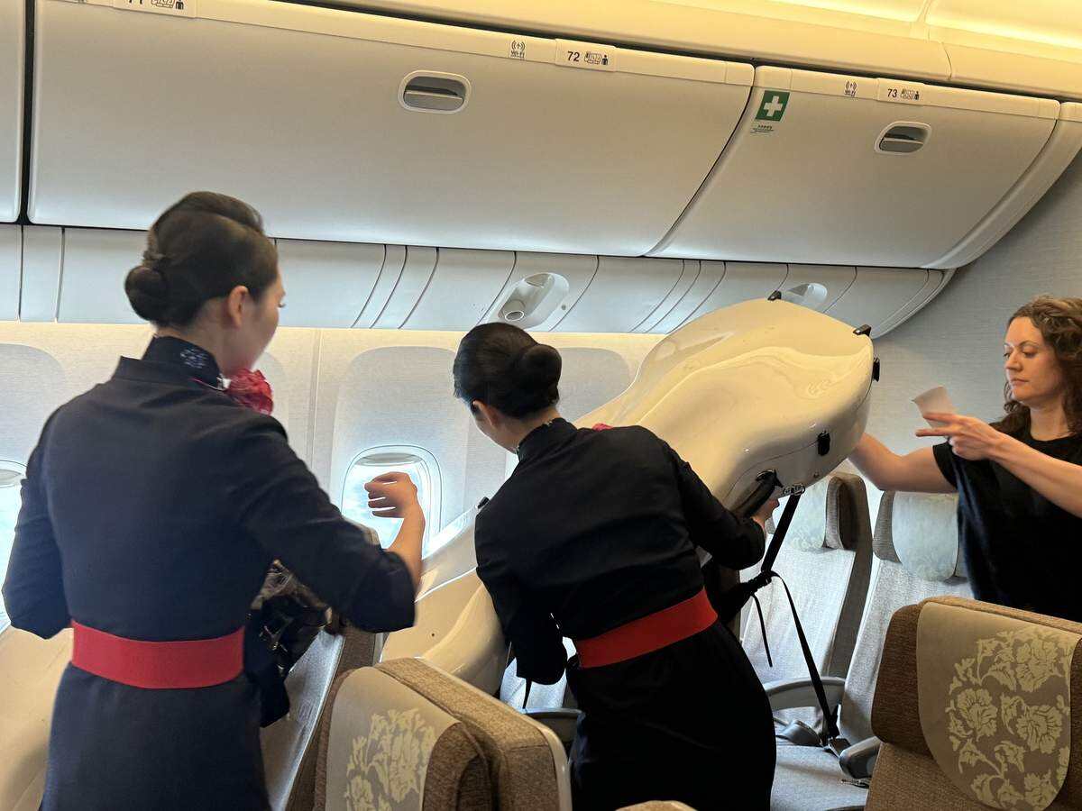 12件随行大提琴“安坐”客舱 东航包机承运柏林爱乐“天团”抵沪