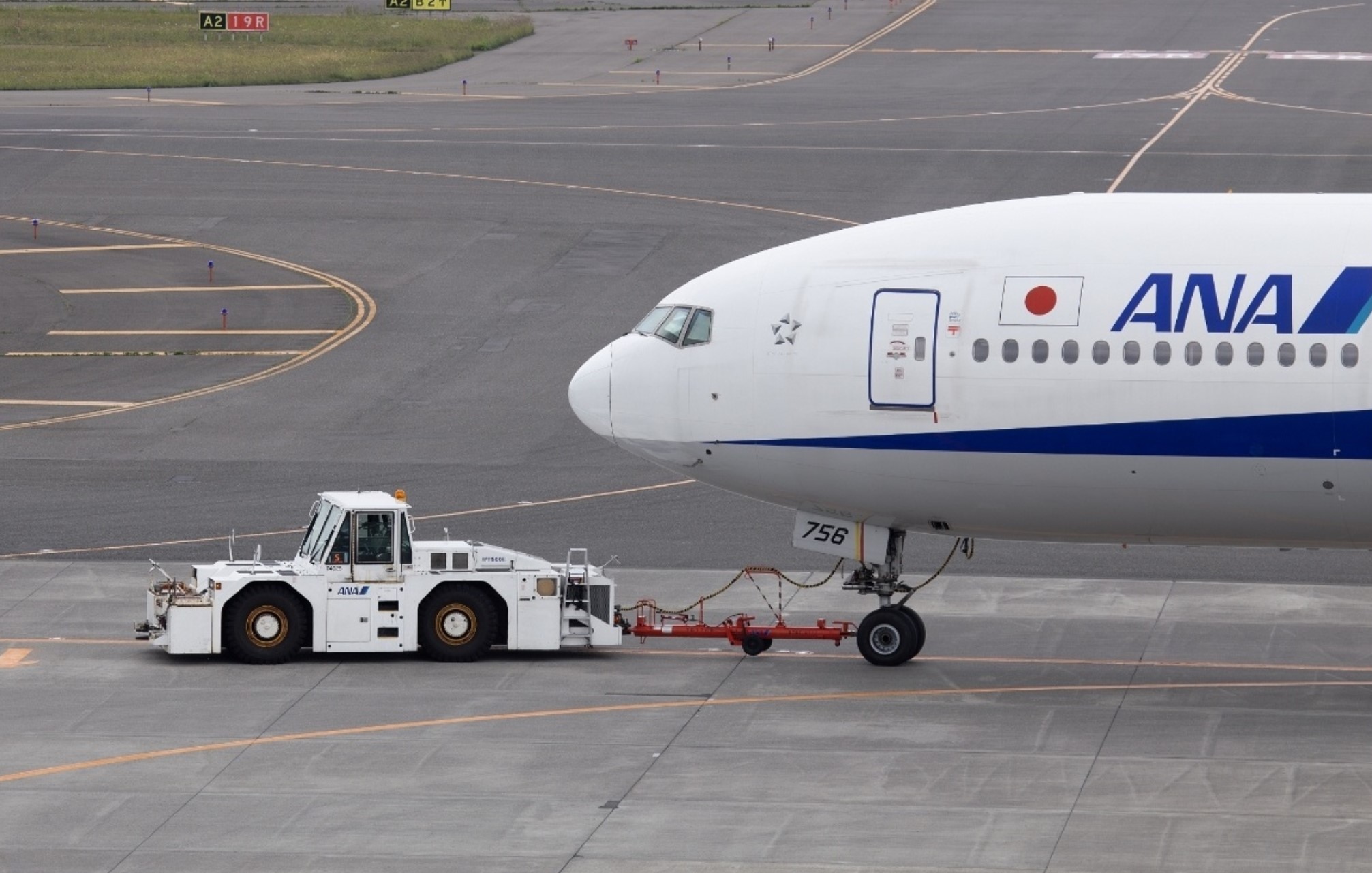 日本全日空一客机飞行途中机舱失压 11人出现身体不适