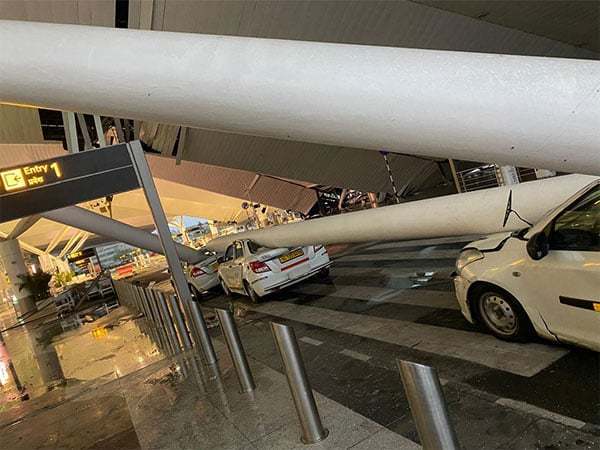 新德里机场航站楼屋顶坍塌，已造成1人死亡