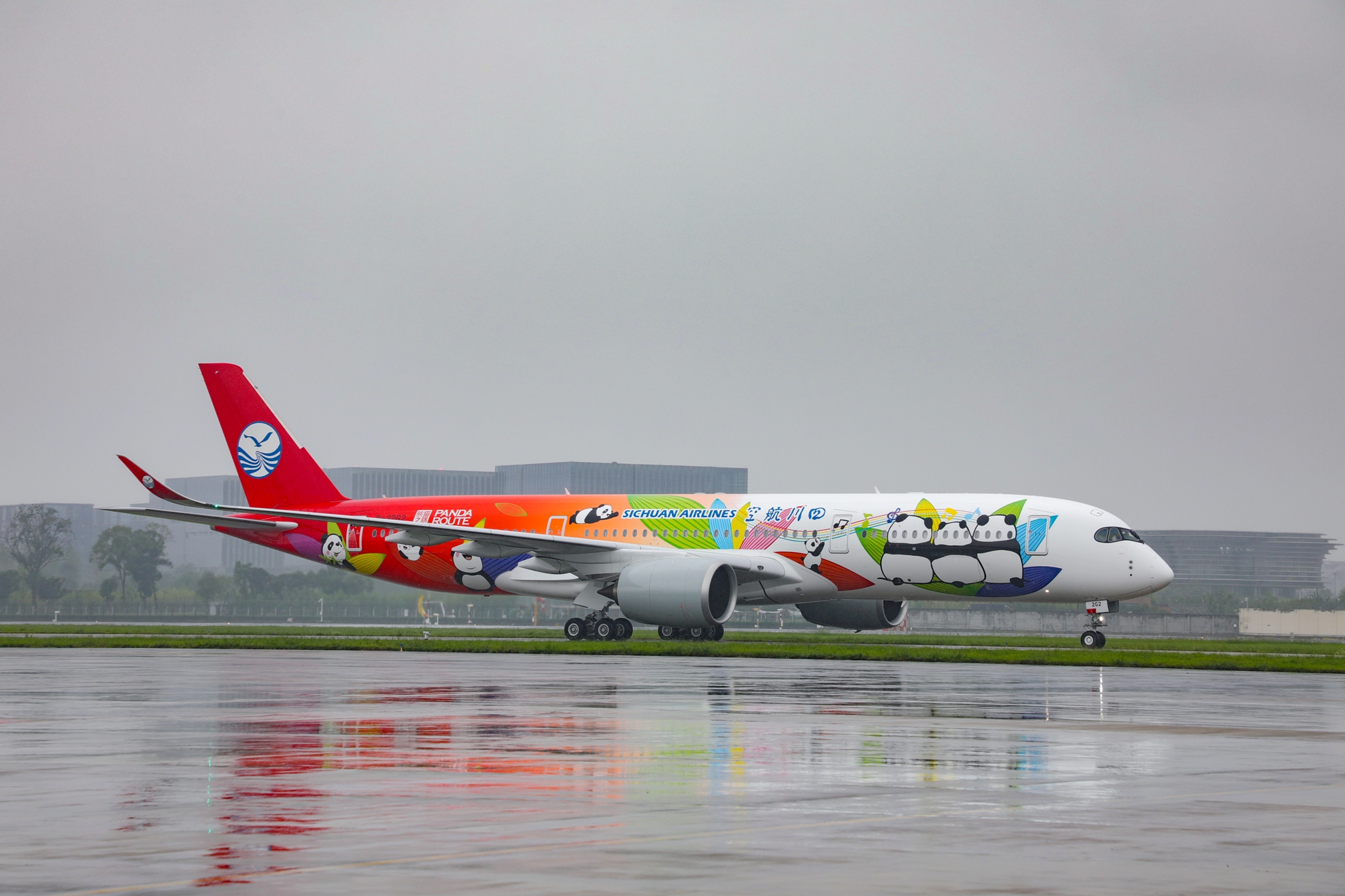 暑运即将开启！川航迎回一架A350新机 开启“清馨之旅”特色服务
