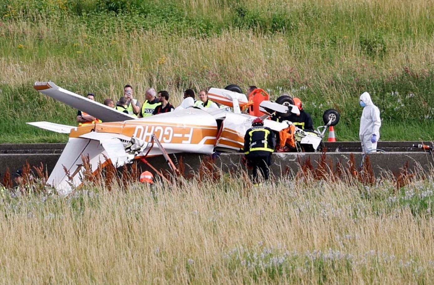 法国一架小型观光飞机坠毁 3人死亡