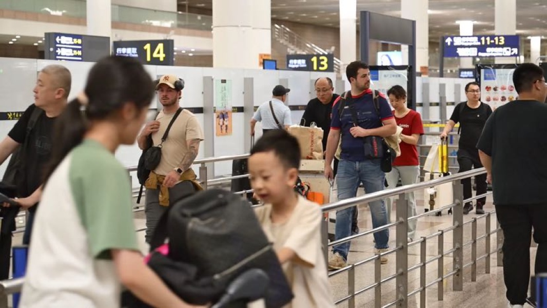 对三国试行免签政策后，首架抵沪航班落地浦东机场