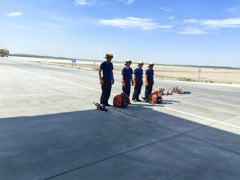 莎车机场航空安全保卫部（消防救援站）开展“安全生产月”岗位练兵活动