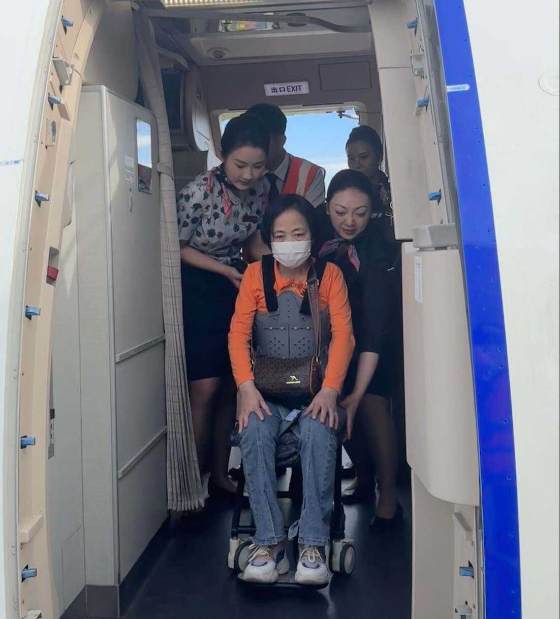 悉心照料輪椅旅客溫暖客艙