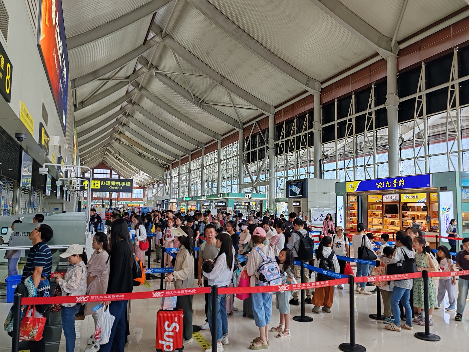 今年上半年丽江机场运送旅客384.8万人次