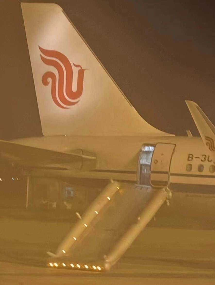 一飞机应急滑梯被打开，公安回应：系旅客误操作