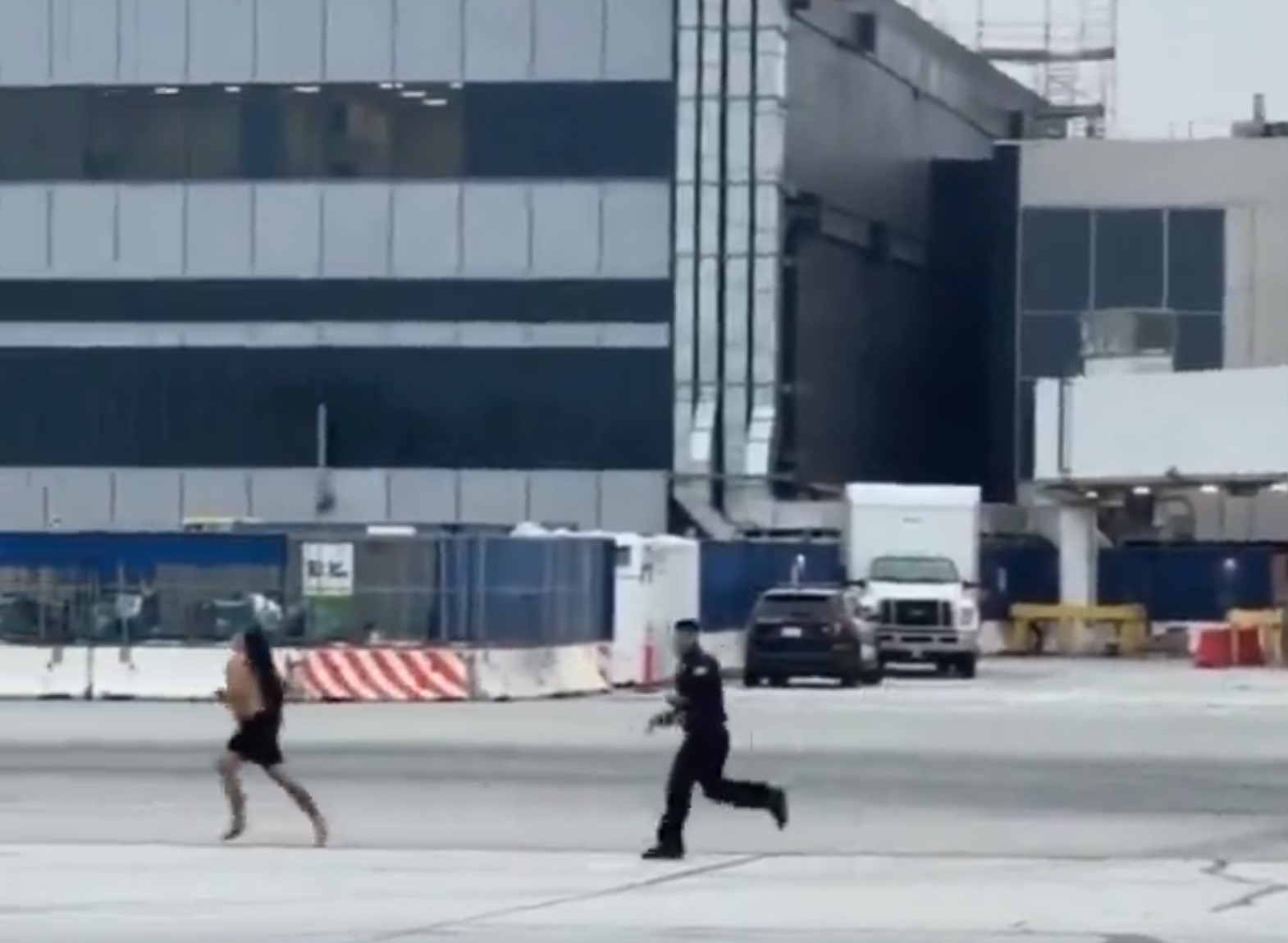 一赤膊男子突破安检后在停机坪上奔跑