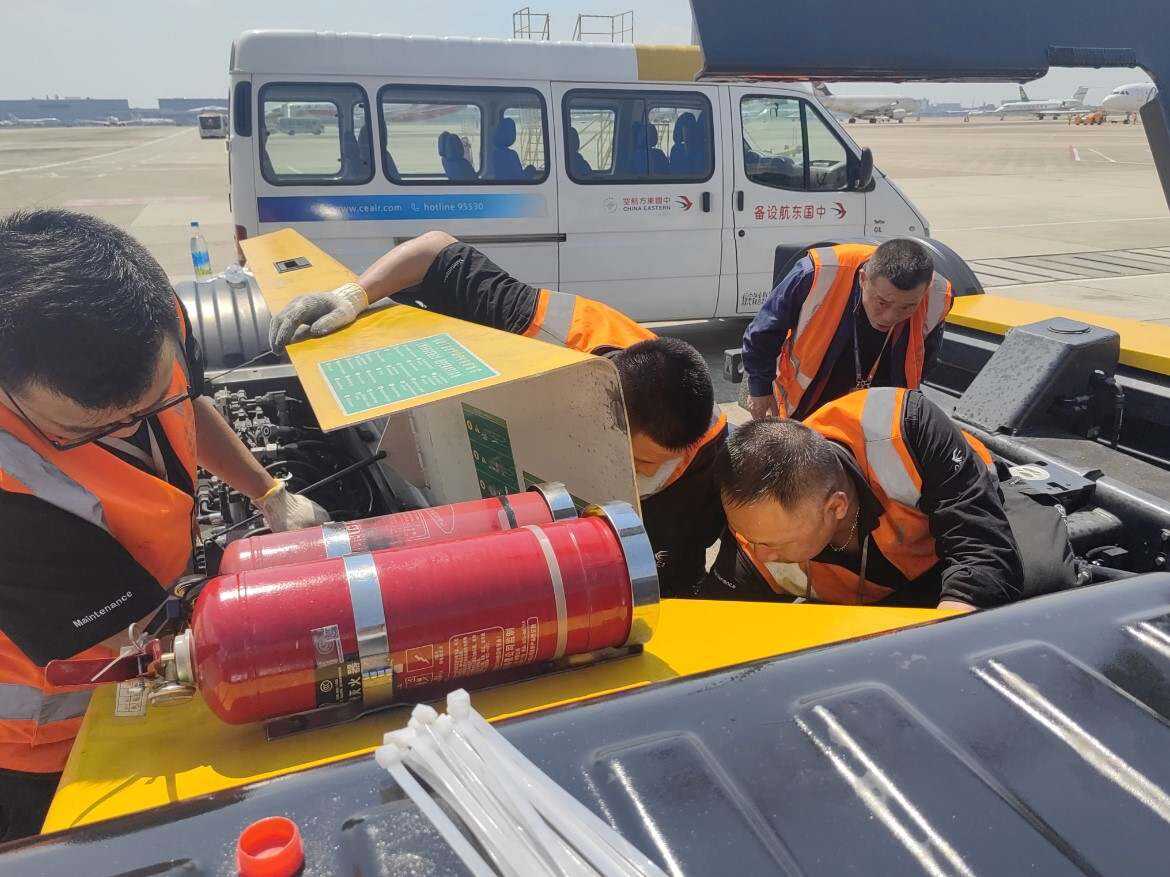 東航特種車輛“急診醫生”：迎戰滾滾熱浪、服務暑運通暢