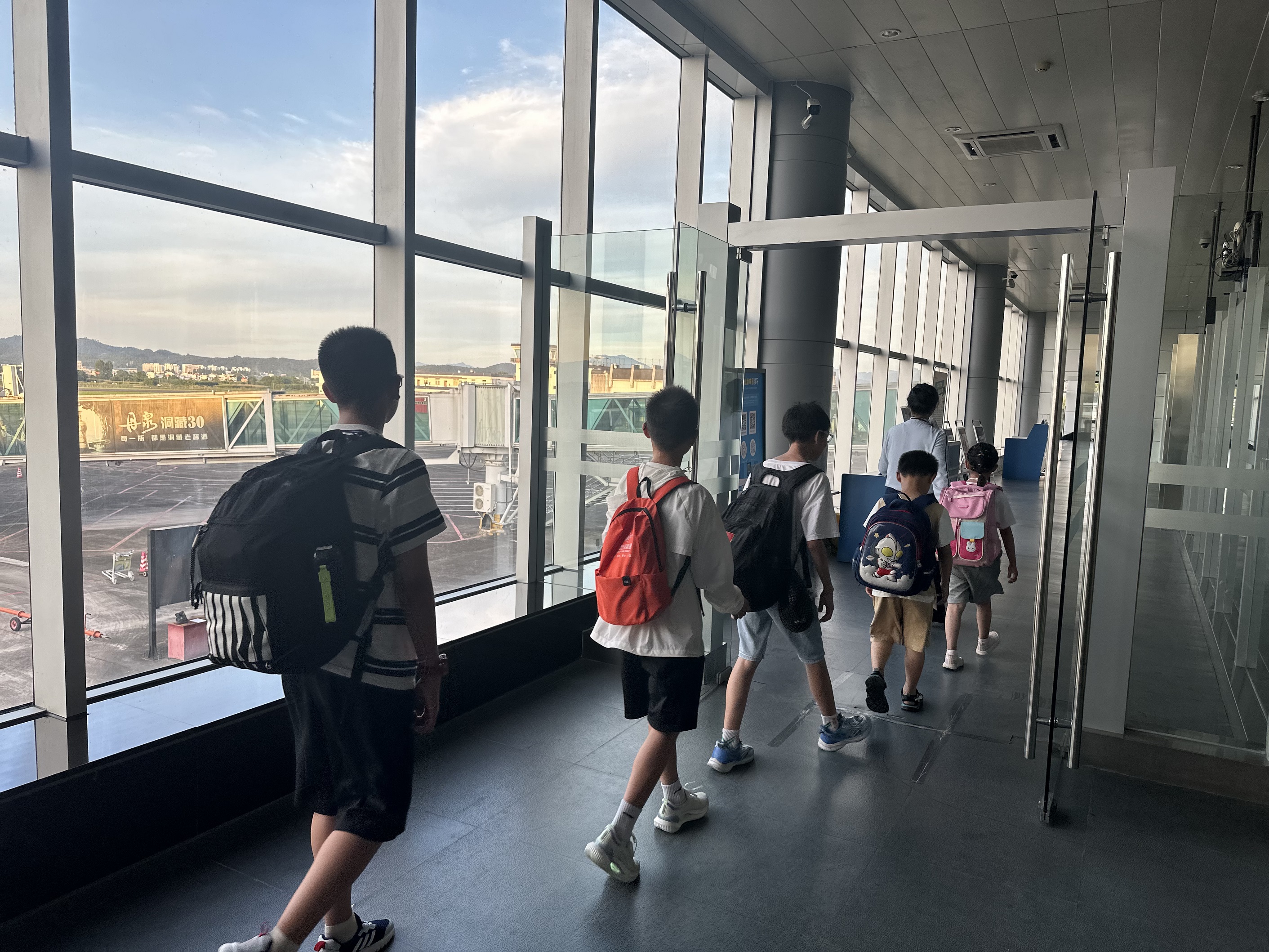 黄山机场迎来暑运“无陪儿童”出行热