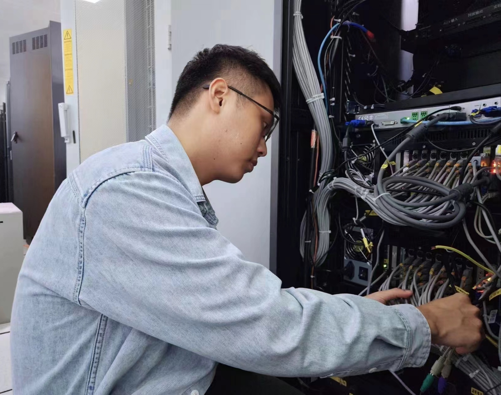 三亚空管站技术保障部完成宏天记录仪主机更换