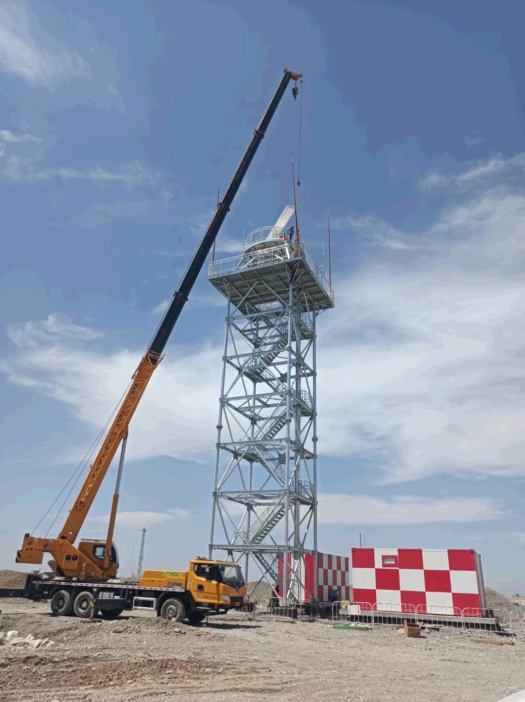 新疆空管局顺利完成乌鲁木齐国际机场改扩建工程空管工程1号场监雷达天线吊装工作