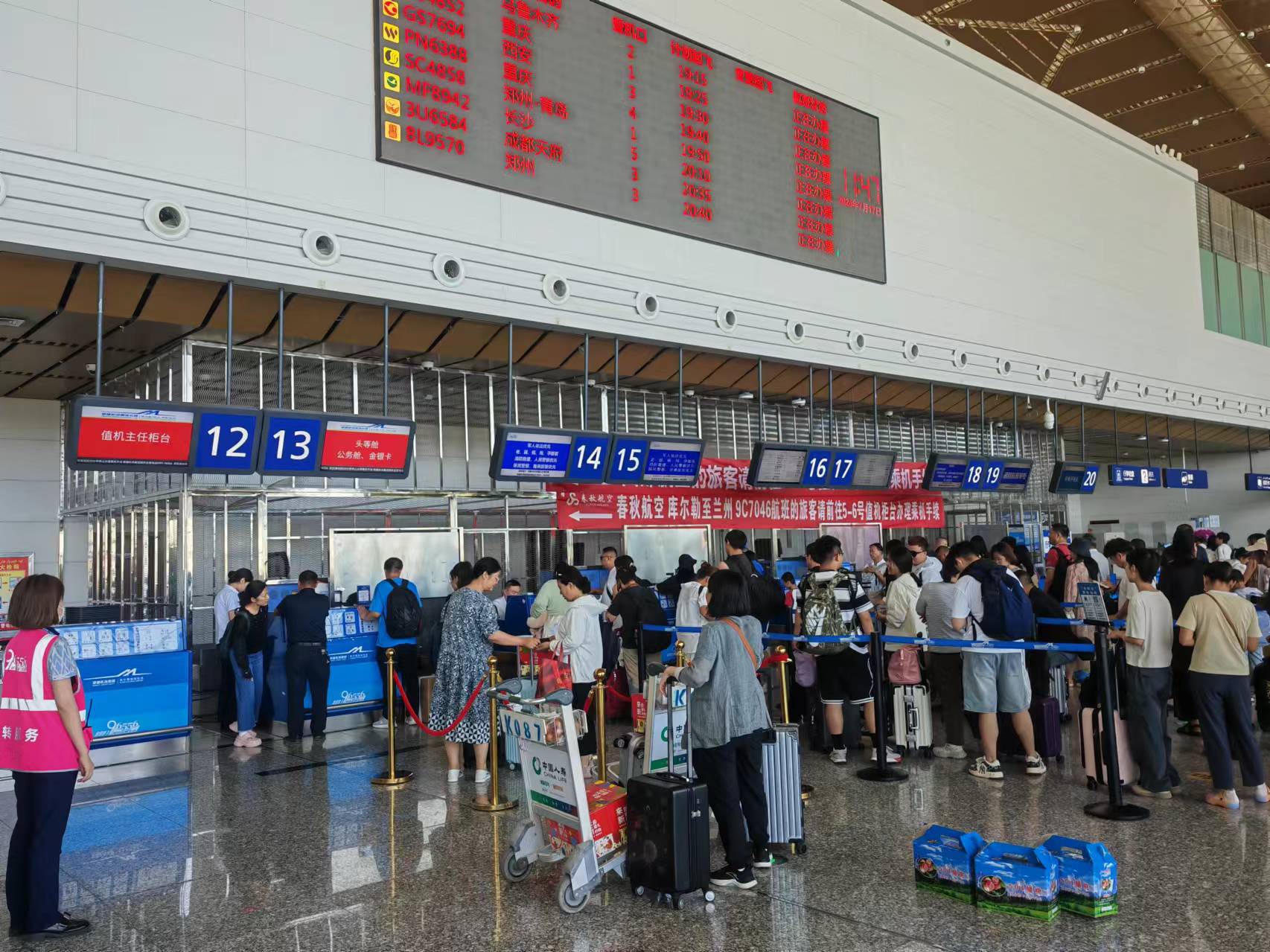 “像抓安全一样抓服务”--新疆机场集团运管委全面开展生产旺季服务质量日常监察